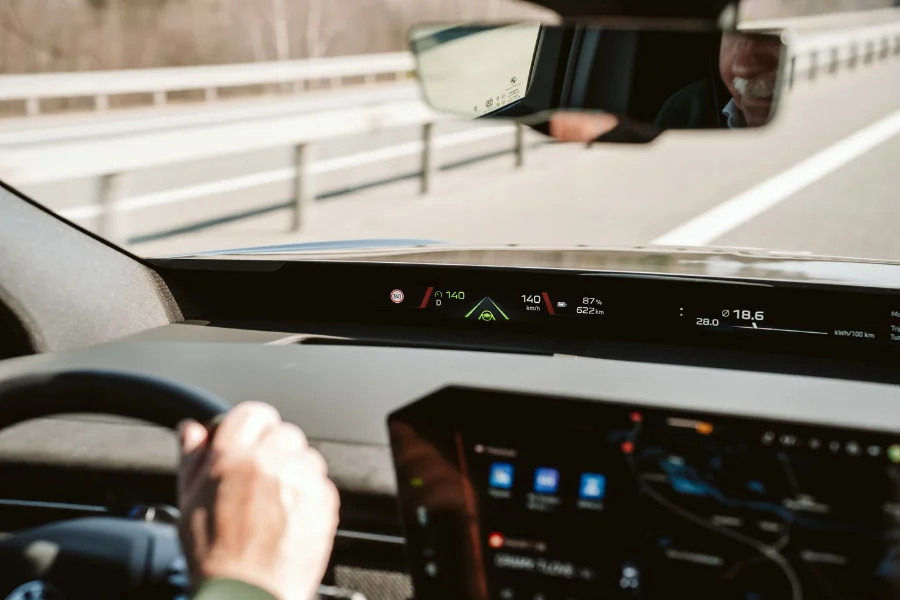 Widok z kabiny BMW iX3 Neue Klasse z panoramicznym wyświetlaczem podczas jazdy