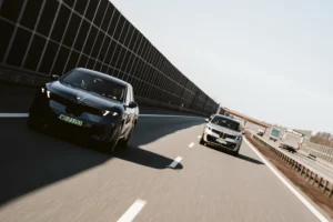 Dwa BMW iX3 Neue Klasse jadące autostradą
