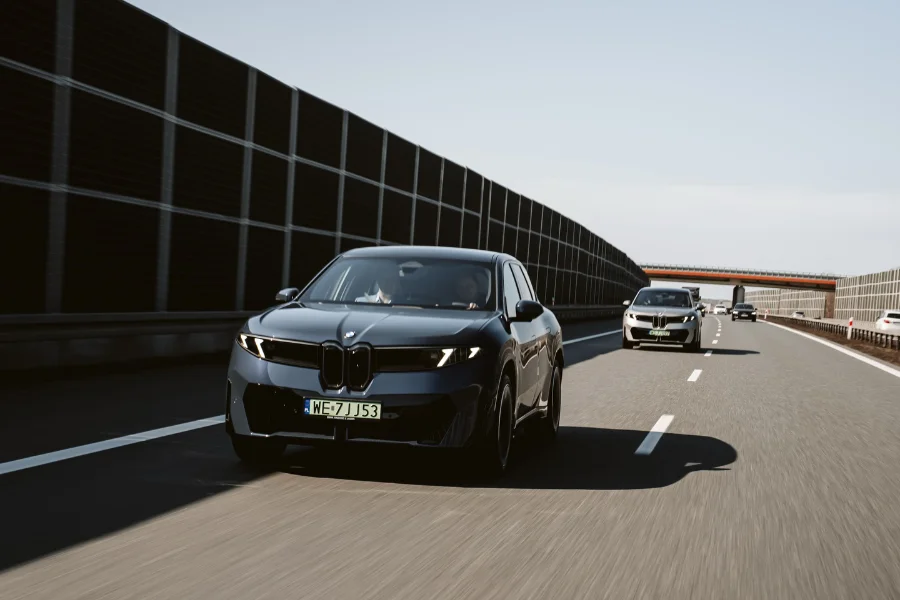 BMW iX3 Neue Klasse jadące autostradą w ruchu drogowym