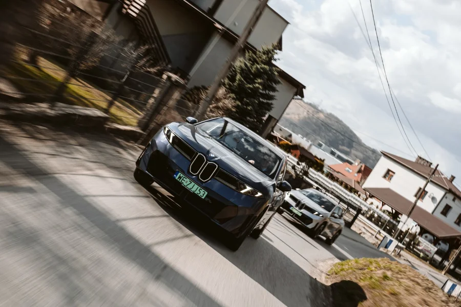BMW iX3 Neue Klasse podczas dynamicznej jazdy w mieście