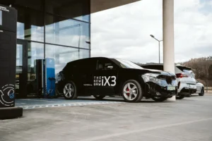 BMW iX3 Neue Klasse przy ładowarce w salonie BMW