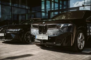 Czarne BMW iX3 Neue Klasse przód przed salonem BMW