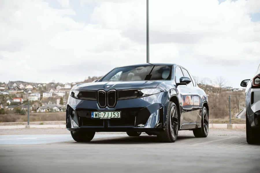 Przód BMW iX3 Neue Klasse z charakterystycznym grillem i reflektorami