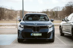 BMW iX3 Neue Klasse widziane od przodu zaparkowane przed salonem