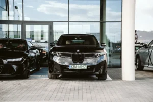 BMW iX3 Neue Klasse widok z przodu przed salonem BMW