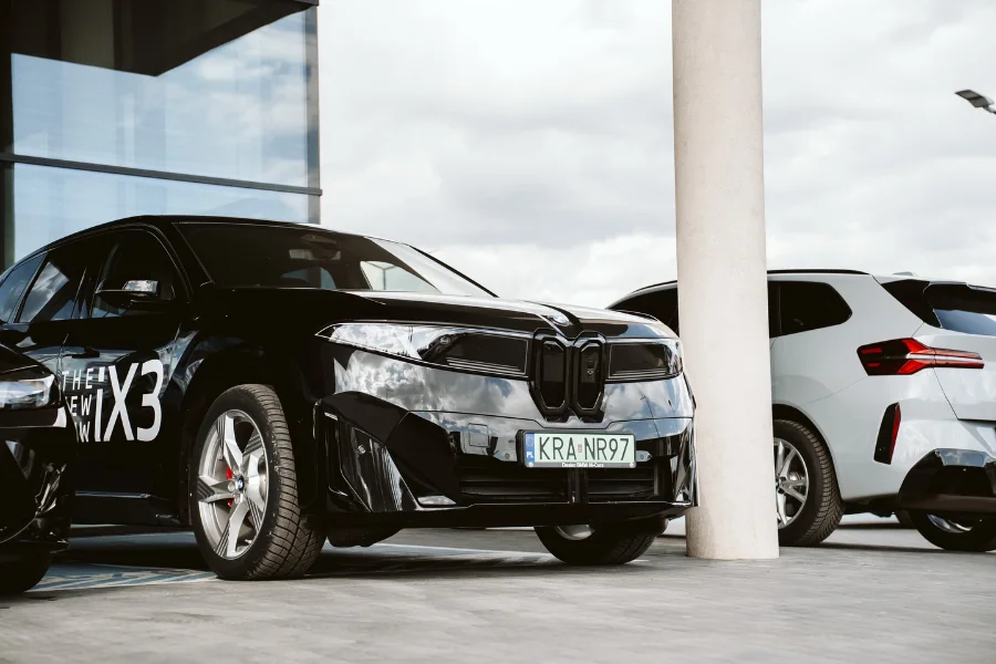 BMW iX3 Neue Klasse przy ładowarce przed salonem BMW