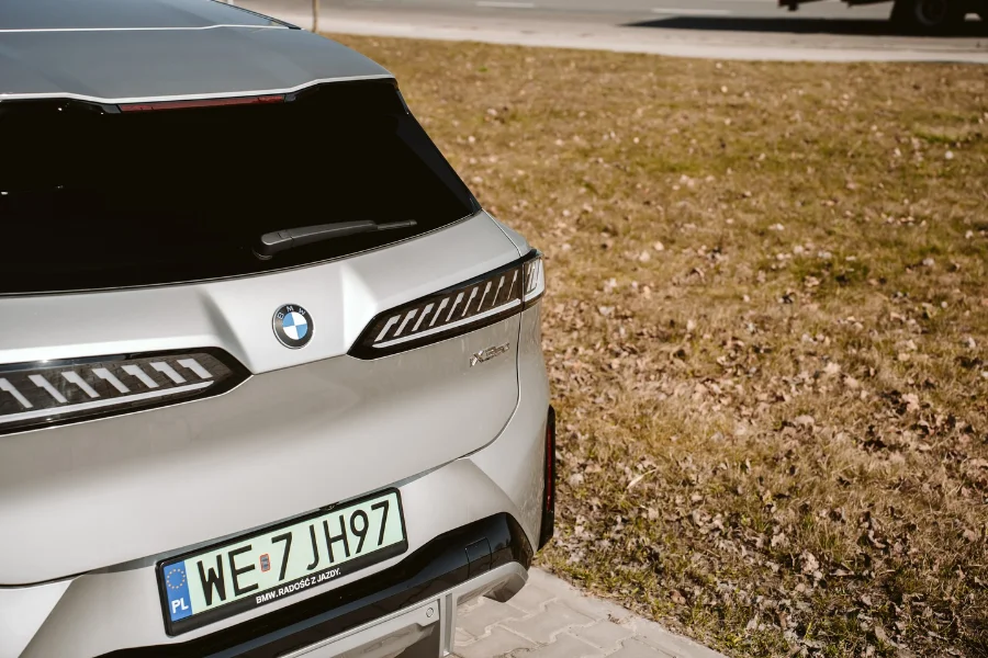 Tył BMW iX3 Neue Klasse z nowoczesnymi lampami LED