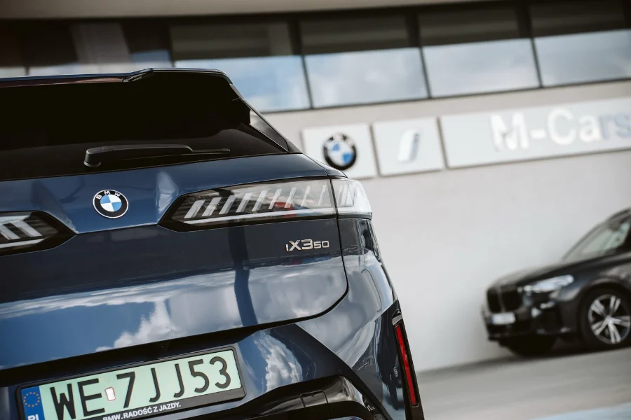 Tył BMW iX3 Neue Klasse z oznaczeniem iX3