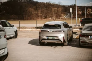 BMW iX3 Neue Klasse widziane z tyłu na parkingu