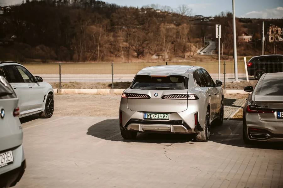 BMW iX3 Neue Klasse widziane z tyłu na parkingu