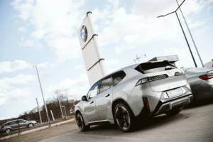 Tył BMW iX3 Neue Klasse z nowoczesnymi lampami LED