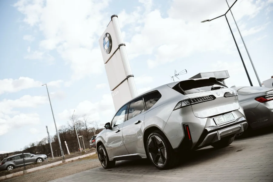 Tył BMW iX3 Neue Klasse z nowoczesnymi lampami LED
