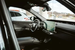 Wnętrze BMW iX3 Neue Klasse z panoramicznym ekranem i nowoczesnym kokpitem