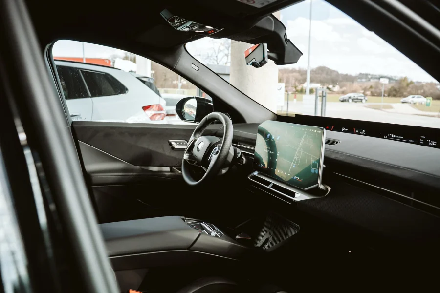 Wnętrze BMW iX3 Neue Klasse z panoramicznym ekranem i nowoczesnym kokpitem