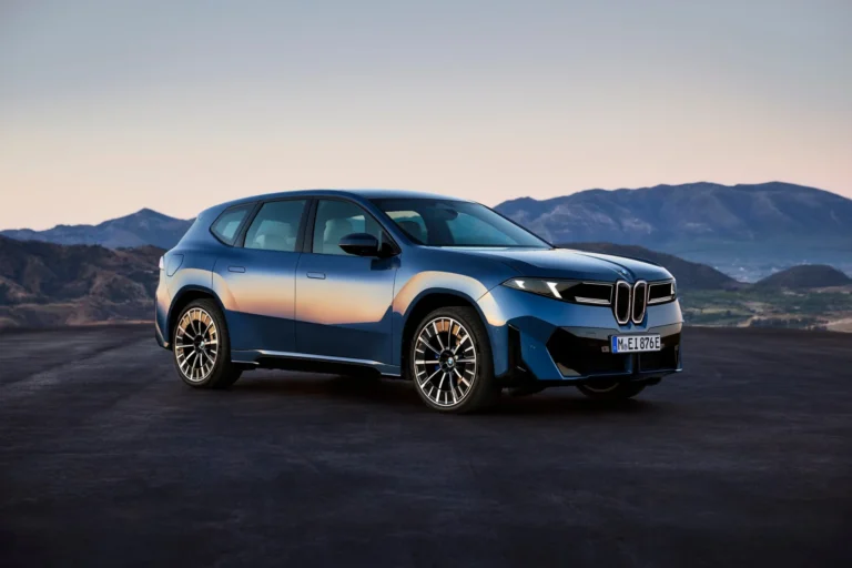 Nowe BMW iX3 2026 w niebieskim kolorze na tle gór