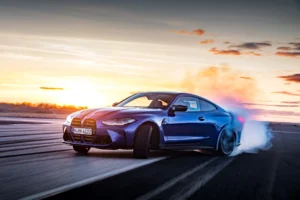 BMW M podczas kontrolowanego poślizgu na torze w czasie szkolenia BMW Driving Experience