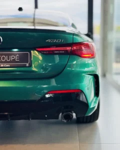 Tylna lampa i oznaczenie BMW 420i Coupé w salonie BMW M-Cars