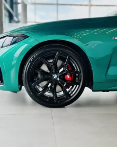 Koło BMW Serii 4 Coupé z czarną felgą i czerwonym zaciskiem hamulcowym M