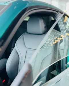 Przedni fotel w BMW Serii 4 Coupé we wnętrzu samochodu
