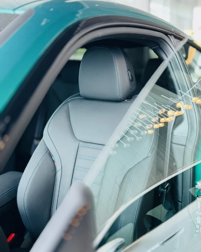 Przedni fotel w BMW Serii 4 Coupé we wnętrzu samochodu
