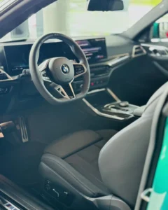 Wnętrze BMW Serii 4 Coupé z kierownicą i cyfrowym kokpitem