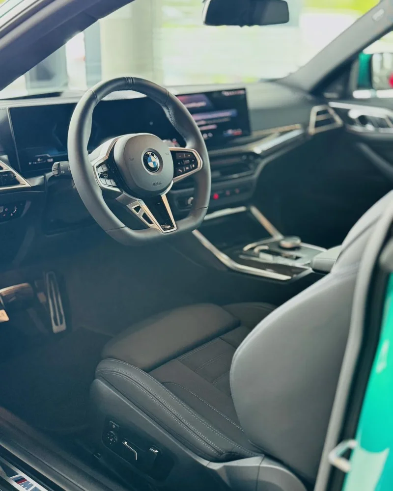 Wnętrze BMW Serii 4 Coupé z kierownicą i cyfrowym kokpitem