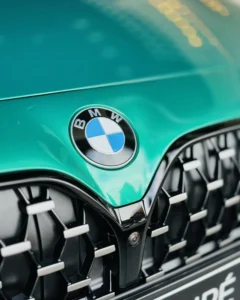 Detal logo BMW i przedniego grilla w BMW Serii 4 Coupé