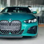 Zbliżenie przodu BMW Serii 4 Coupé z charakterystycznym grillem w salonie BMW M-Cars