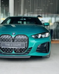 Zbliżenie przodu BMW Serii 4 Coupé z charakterystycznym grillem w salonie BMW M-Cars