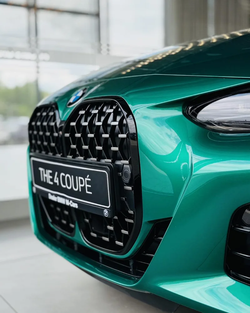 BMW Serii 4 Coupé w zielonym lakierze sfotografowane pod kątem w salonie BMW M-Cars