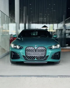 BMW Serii 4 Coupé widziane od przodu w salonie BMW M-Cars