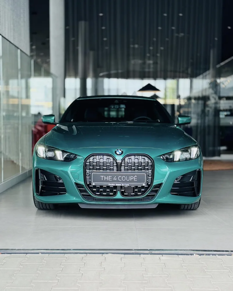 BMW Serii 4 Coupé widziane od przodu w salonie BMW M-Cars