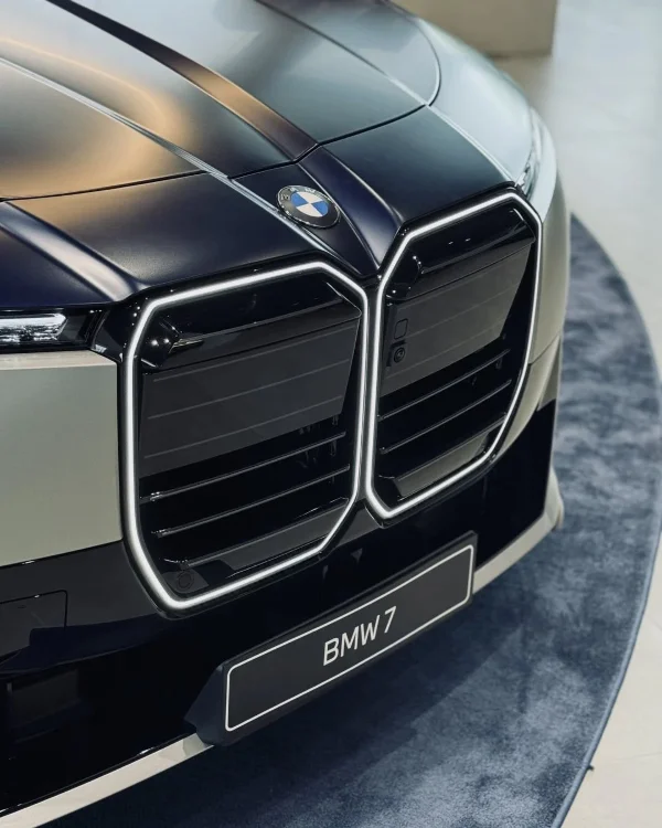 Atrapa chłodnicy i przedni pas Nowego BMW 740d w salonie BMW M-Cars