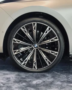Zbliżenie na felgę Nowego BMW 740d, elegancki detal limuzyny BMW