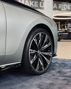 Felga aluminiowa Nowego BMW 740d, detal koła w limuzynie BMW premium