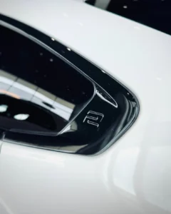 Detal boczny BMW 220 Gran Coupé 2025, oznaczenie serii 2 i sportowa linia nadwozia