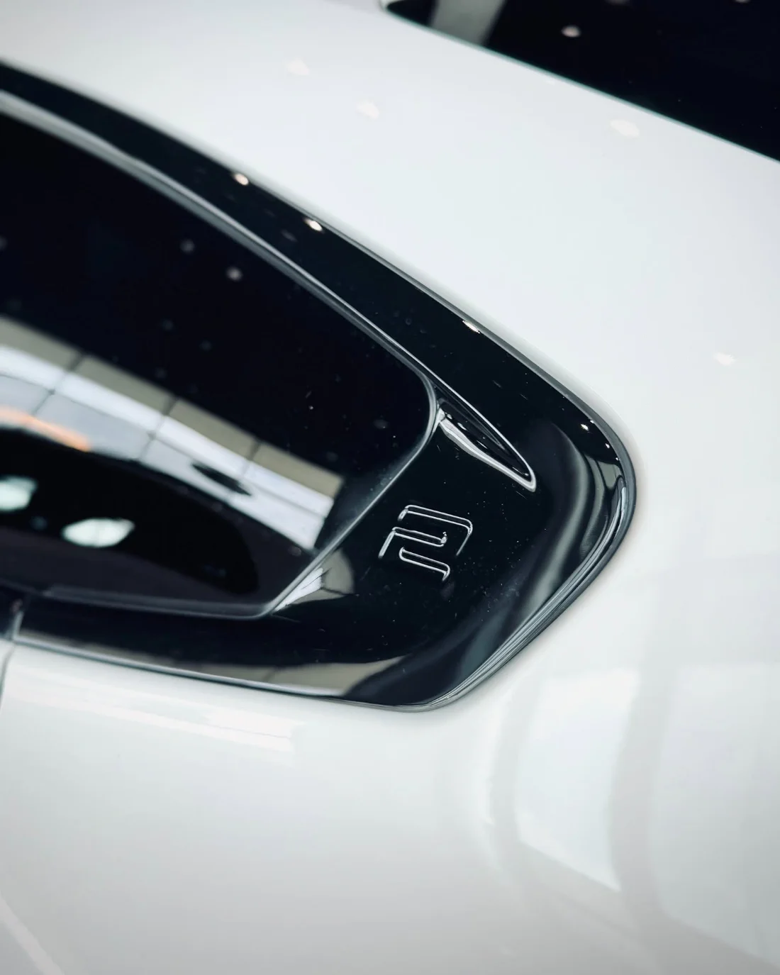Detal boczny BMW 220 Gran Coupé 2025, oznaczenie serii 2 i sportowa linia nadwozia