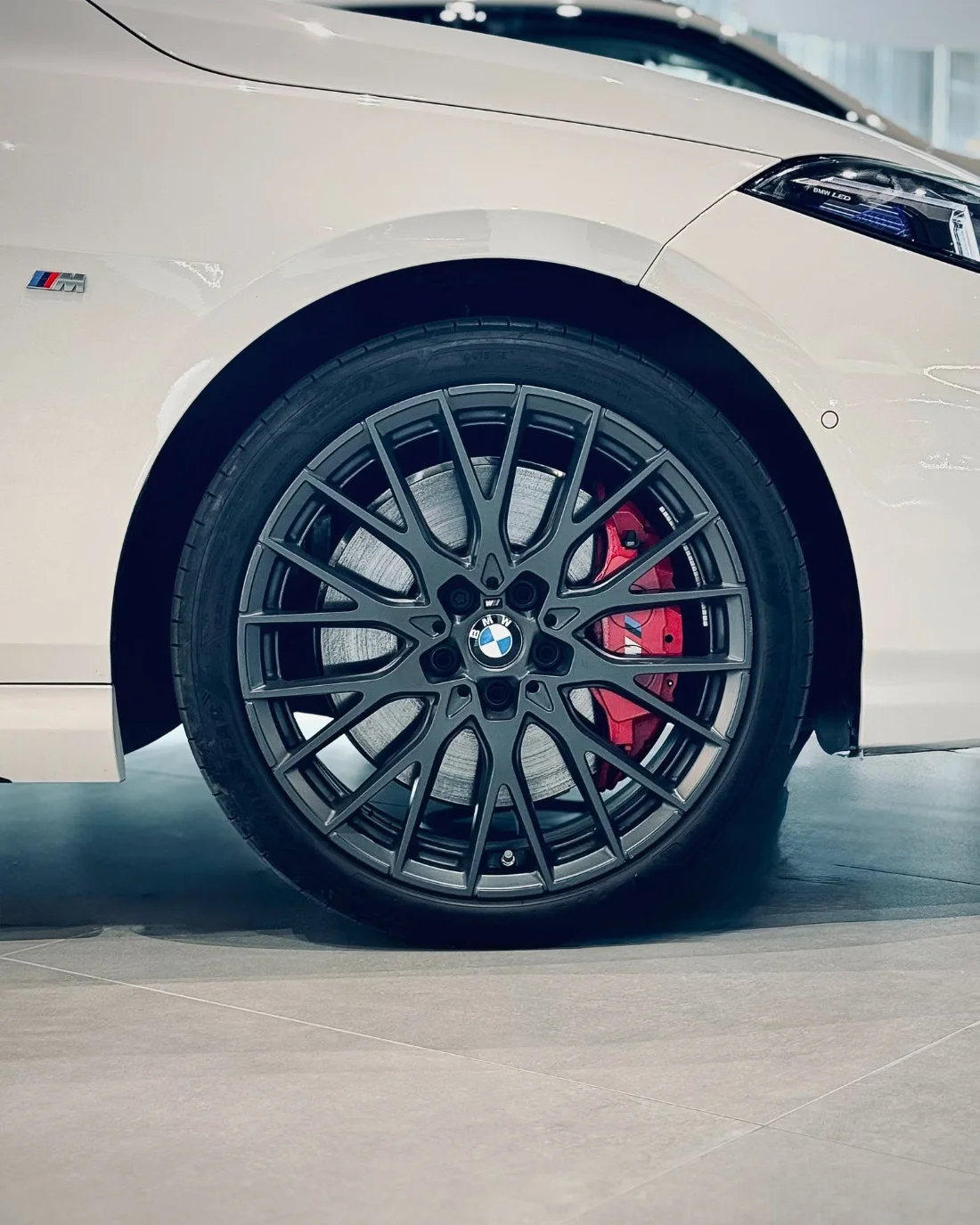 Felga BMW 220 Gran Coupé 2025, czerwony sportowy układ hamulcowy M i detal Pakietu M Pro