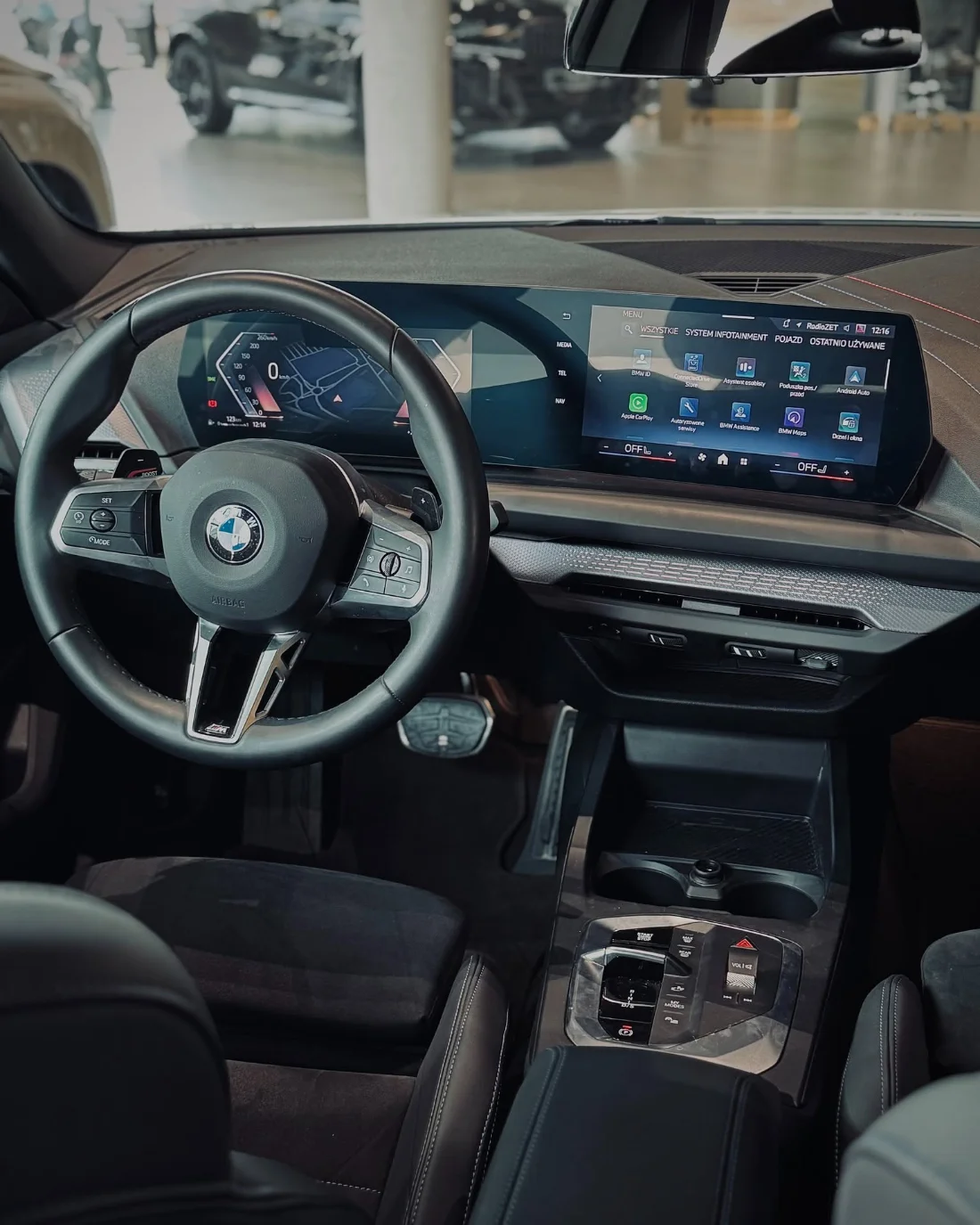 Kokpit BMW 220 Gran Coupé 2025, cyfrowe zegary i ekran systemu infotainment
