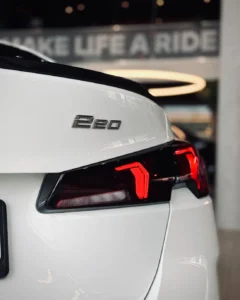 Oznaczenie 220 na BMW 220 Gran Coupé 2025, tylna lampa LED i salon BMW M-Cars