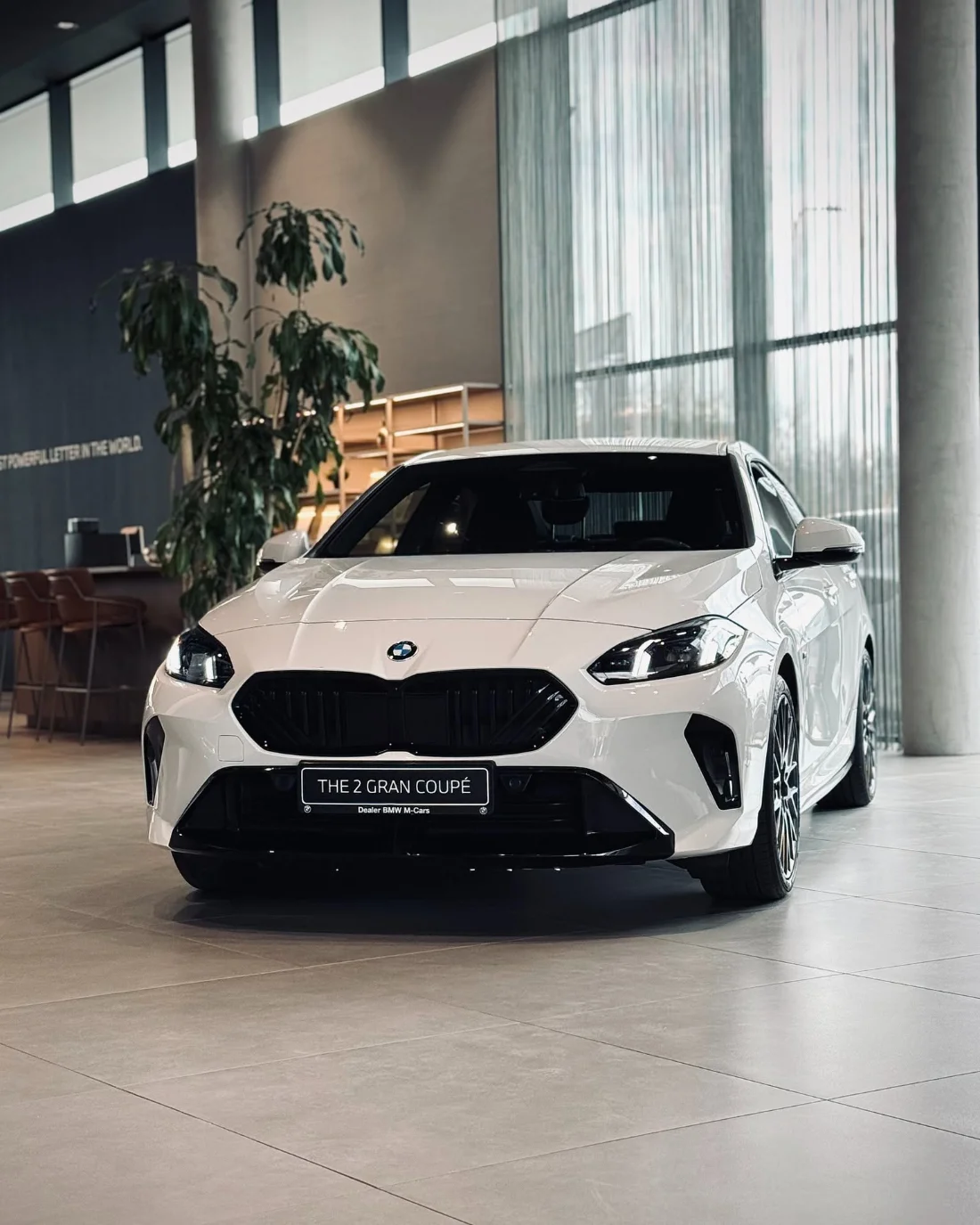 BMW 220 Gran Coupé 2025 w kolorze Biel Alpejska, przód auta w salonie BMW M-Cars