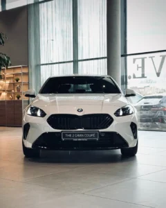 BMW 220 Gran Coupé 2025 w kolorze Biel Alpejska, przód auta w salonie BMW M-Cars Kraków