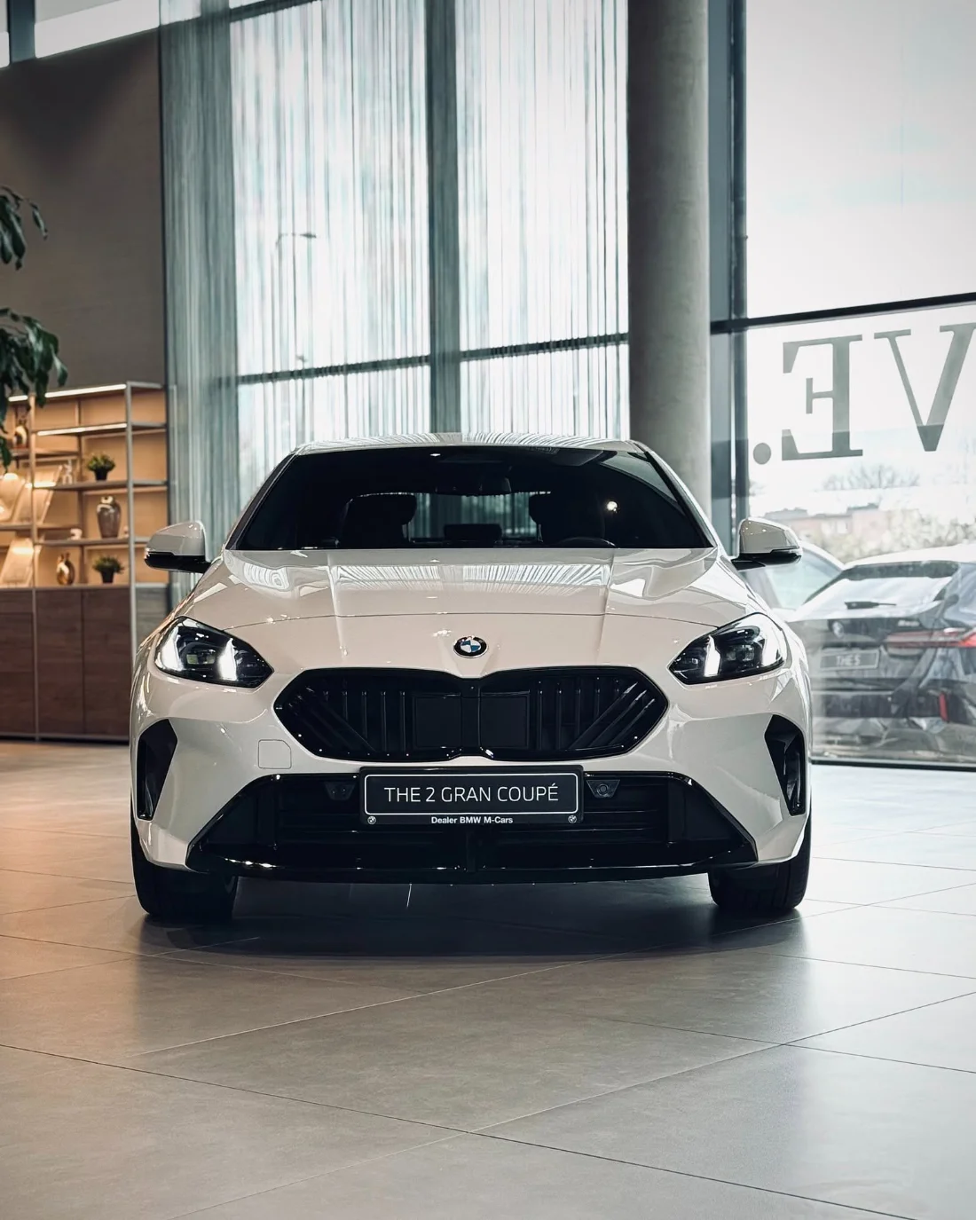 BMW 220 Gran Coupé 2025 w kolorze Biel Alpejska, przód auta w salonie BMW M-Cars Kraków