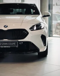 Reflektor LED i czarny grill BMW 220 Gran Coupé 2025, auto dostępne w BMW M-Cars Kraków