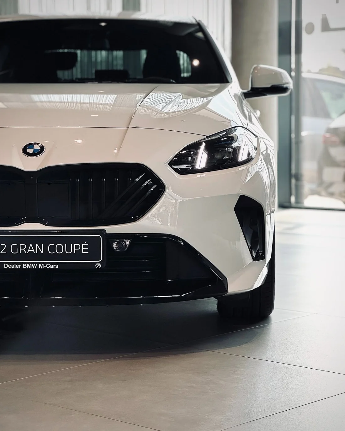 Reflektor LED i czarny grill BMW 220 Gran Coupé 2025, auto dostępne w BMW M-Cars Kraków