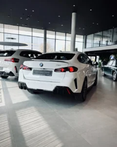 BMW 220 Gran Coupé 2025 od tyłu, biała limuzyna coupé w salonie BMW M-Cars Kraków