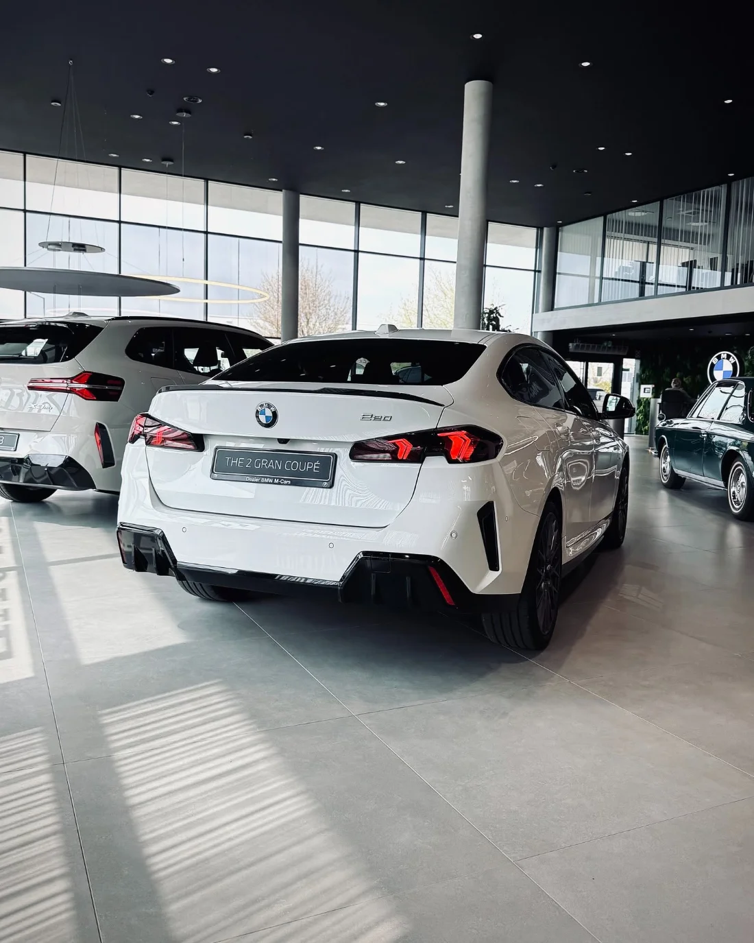 BMW 220 Gran Coupé 2025 od tyłu, biała limuzyna coupé w salonie BMW M-Cars Kraków