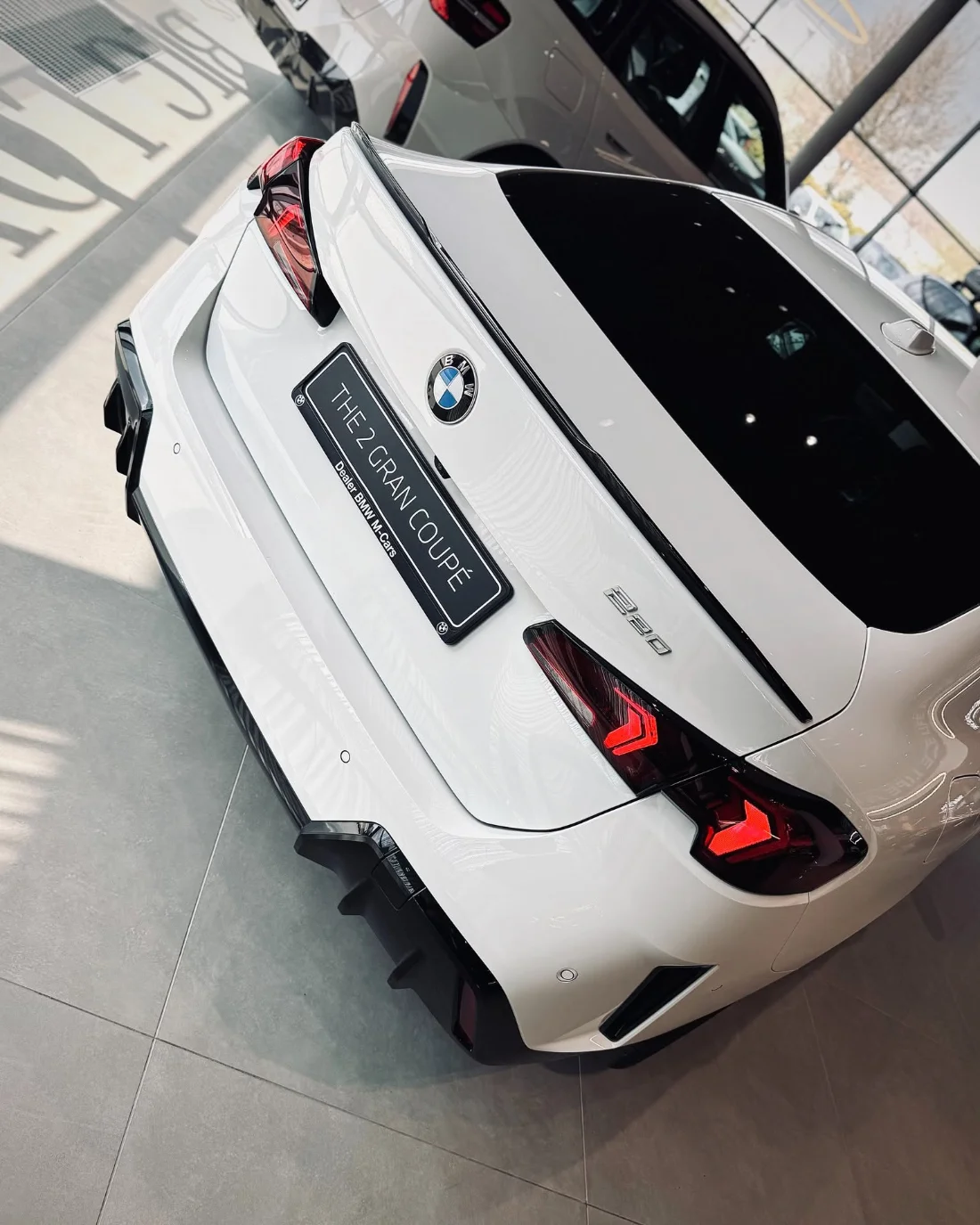 BMW 220 Gran Coupé 2025 z góry, tył auta z lampami LED i oznaczeniem 220