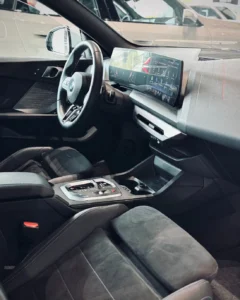 Wnętrze BMW 220 Gran Coupé 2025, kokpit z BMW Curved Display i tapicerką M Alcantara/Veganza