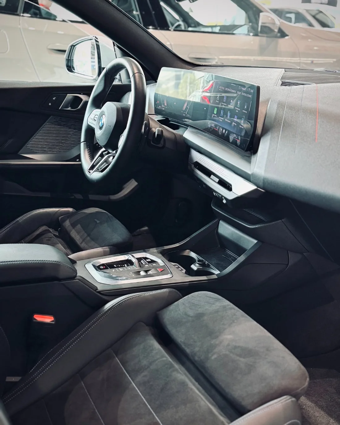 Wnętrze BMW 220 Gran Coupé 2025, kokpit z BMW Curved Display i tapicerką M Alcantara/Veganza
